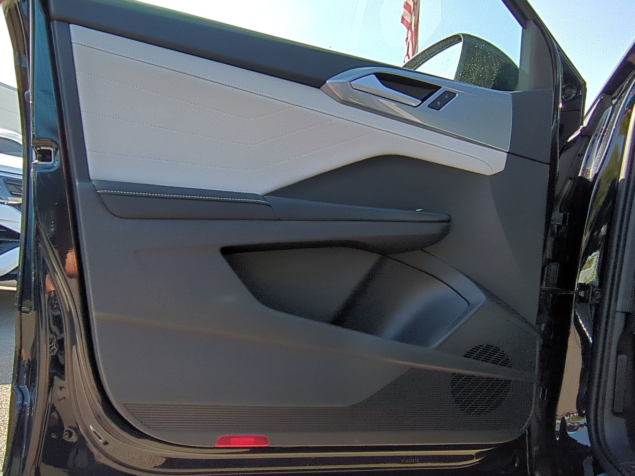 2025 Volkswagen Taos SEL - Photo 8
