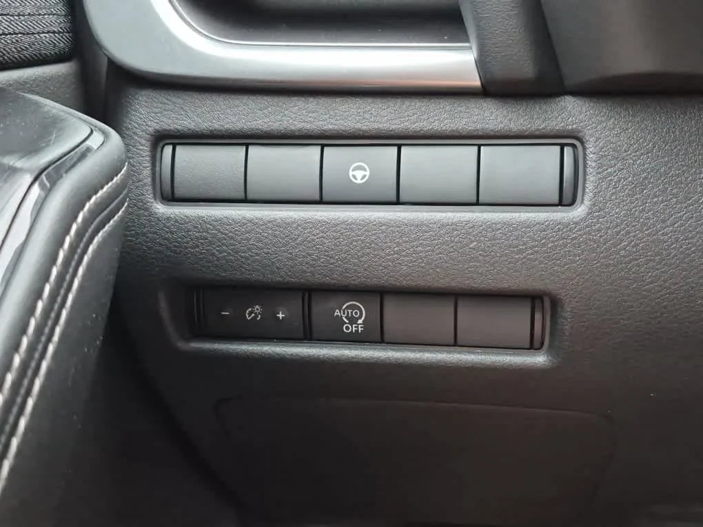 Certified Used 2023 Pearl White Tricoat Nissan SV image 18
