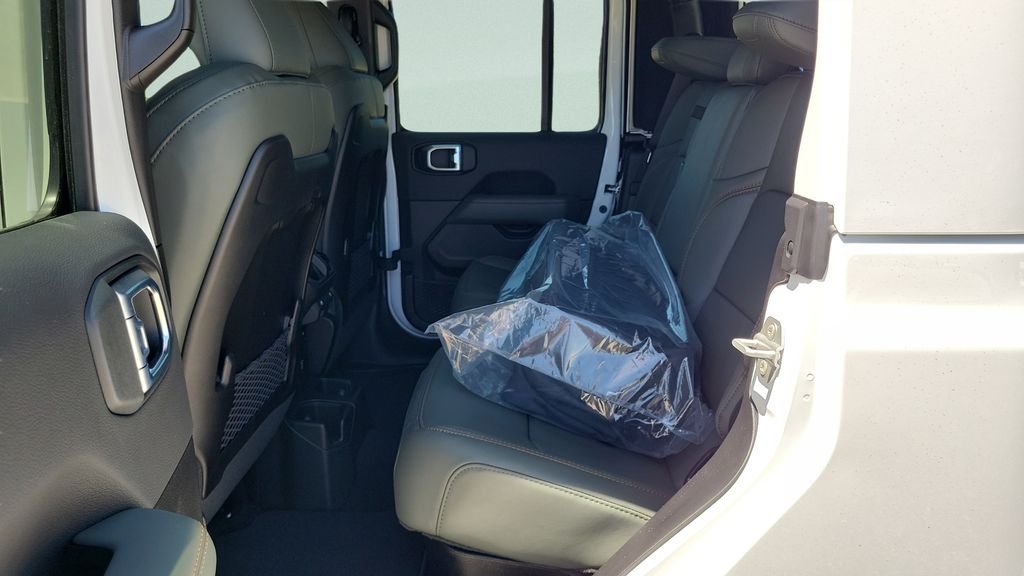 New 2026 Bright White Clear-Coat Exterior Paint Jeep Mojave X image 10