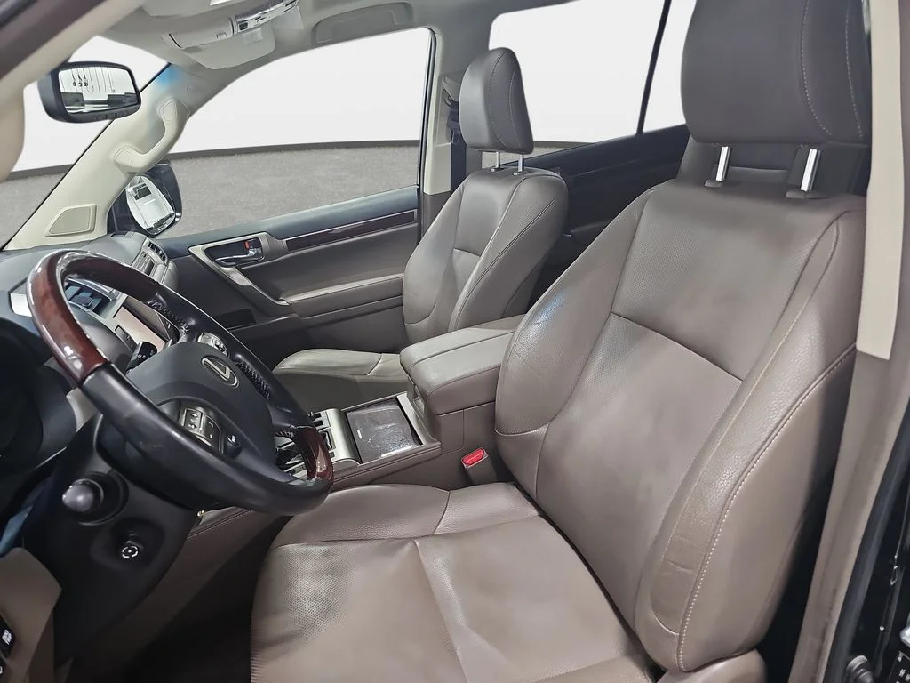Used 2017 Black Lexus 460 image 15