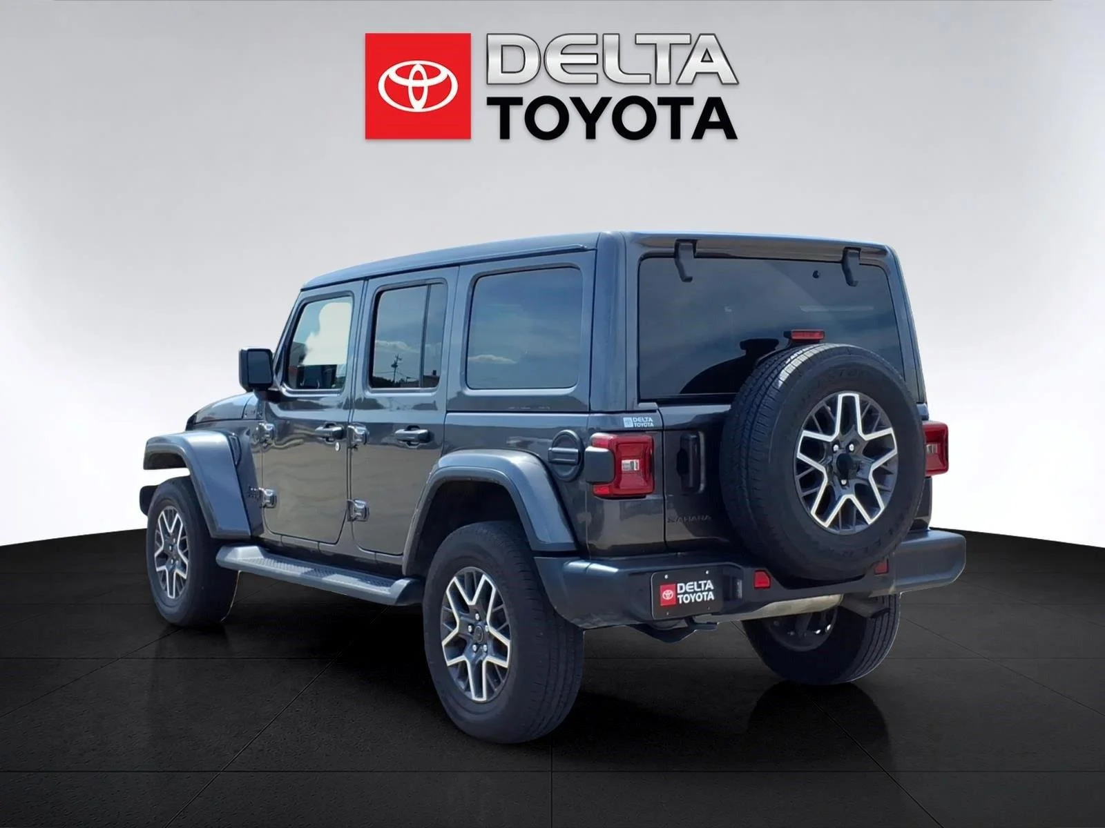 Used 2025 Granite Crystal Metallic Clearcoat Jeep Sahara image 3