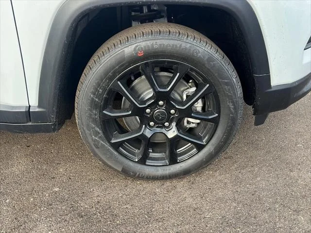 New 2026 Bright White Clearcoat Jeep Latitude image 9