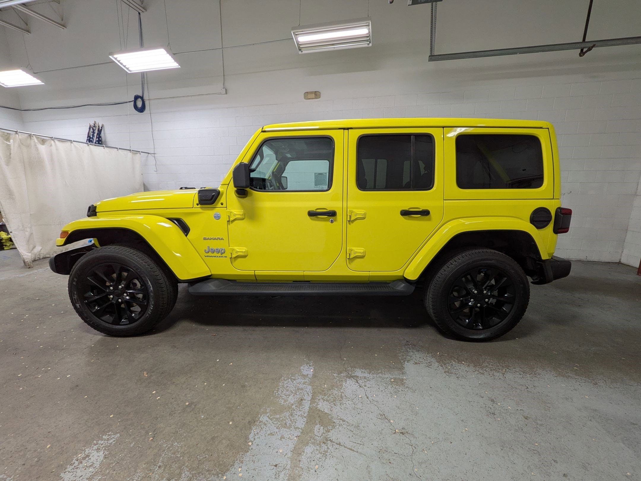 Used 2023 High Velocity Clearcoat Jeep Sahara image 8