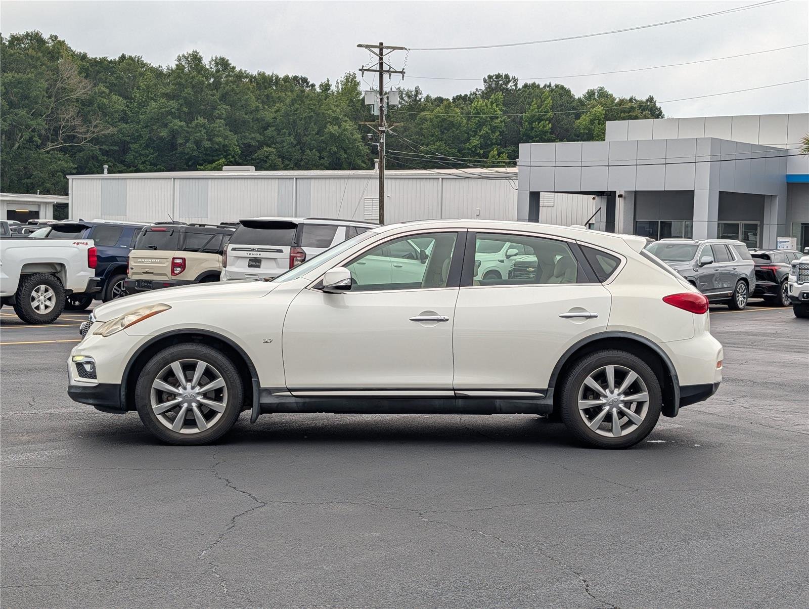 Used 2017 Majestic White INFINITI RWD image 2