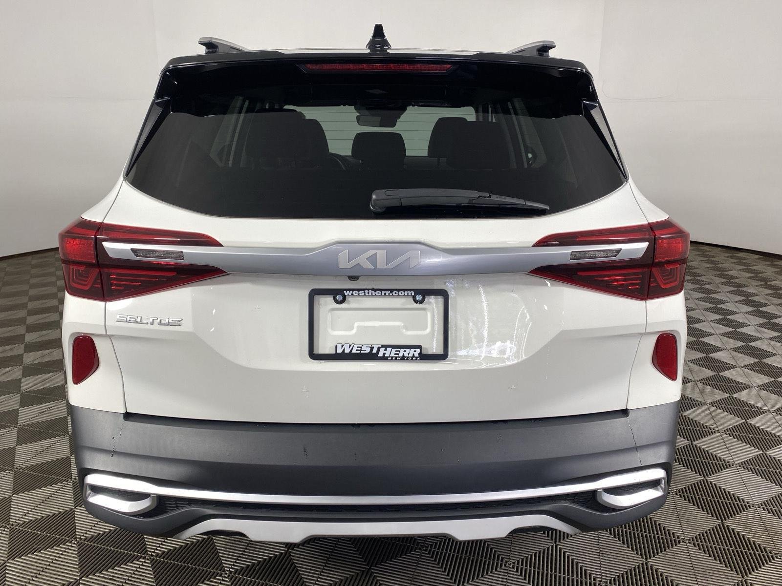 Used 2022 Clear White/Black Roof Kia S image 6