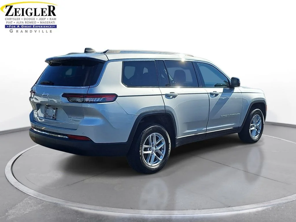 Used 2023 Silver Jeep Laredo image 5
