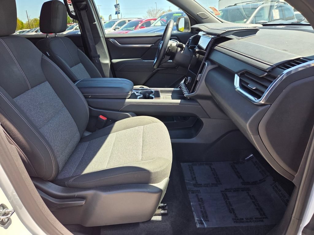 Used 2025 Summit White GMC FWD Elevation image 17