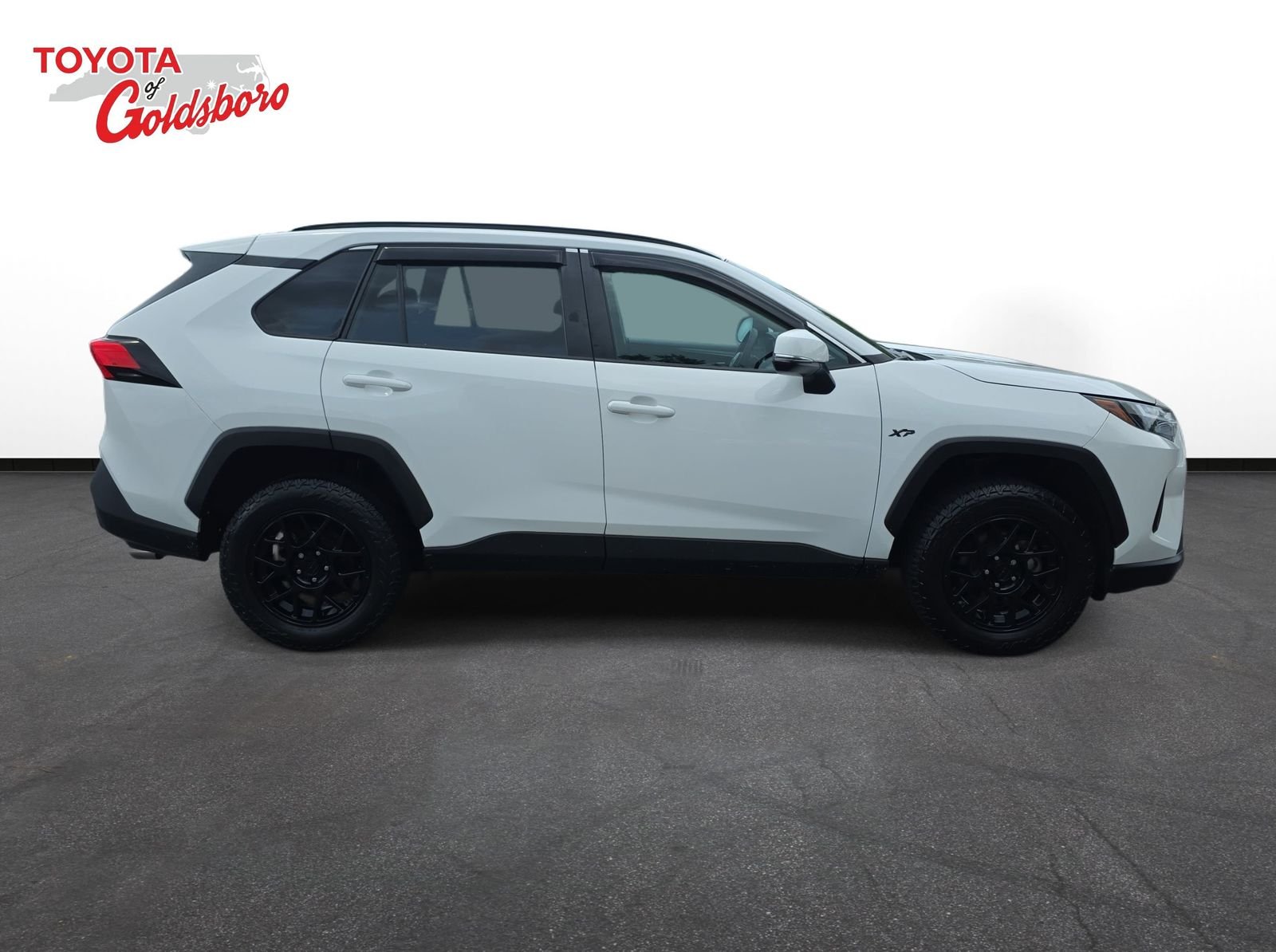 Used 2022 White Toyota XLE image 4