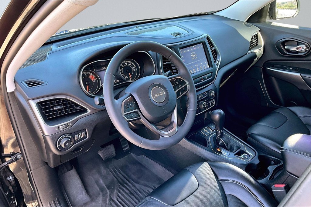 Used 2022 Black Jeep Latitude Lux image 11