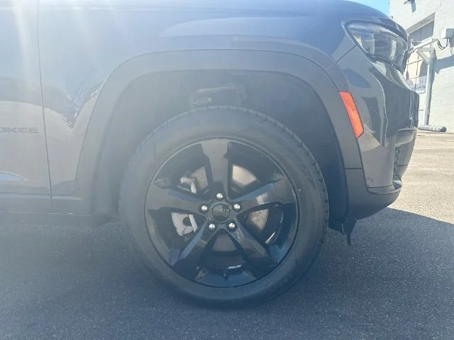Used 2023 Gray Jeep Altitude image 13