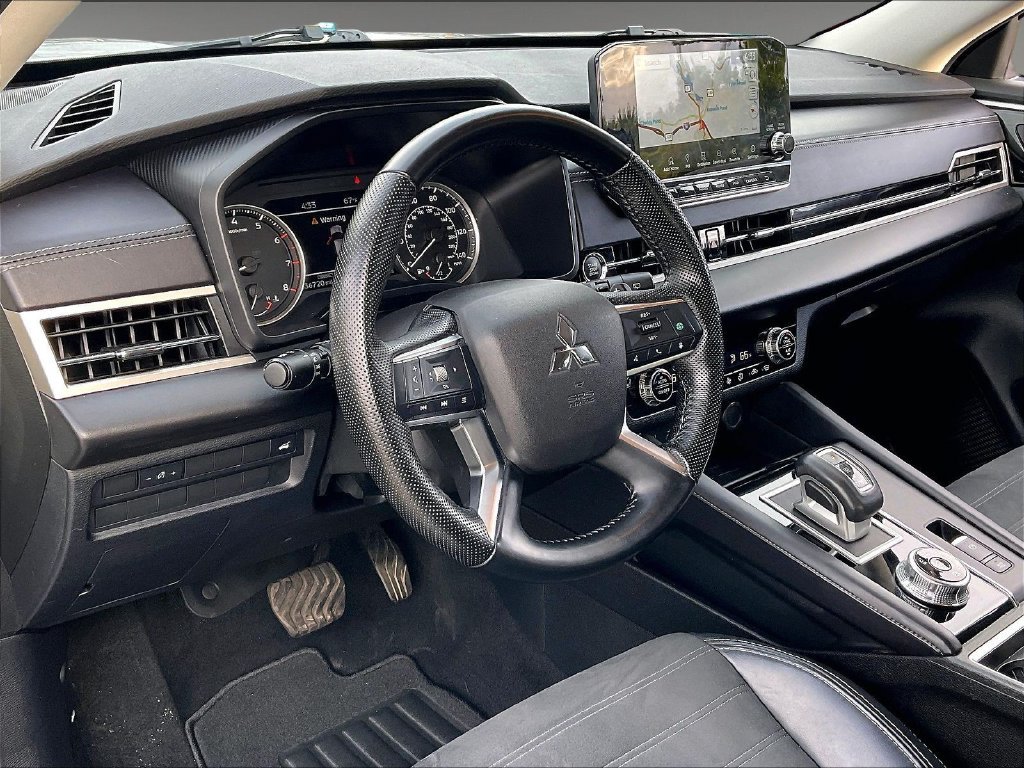 Used 2024 Silver Mitsubishi SE image 8
