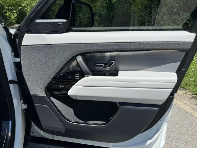 Certified Used 2025 Fuji White Land Rover SE image 18