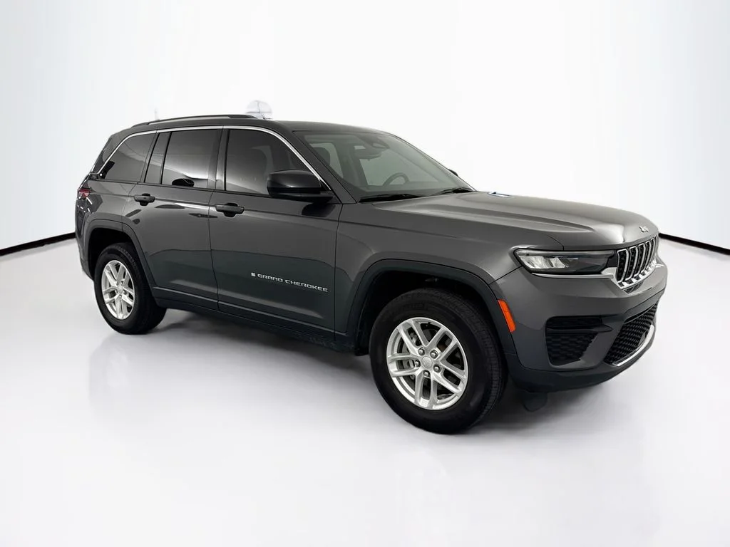 Used 2024 Gray Jeep Laredo X image 3