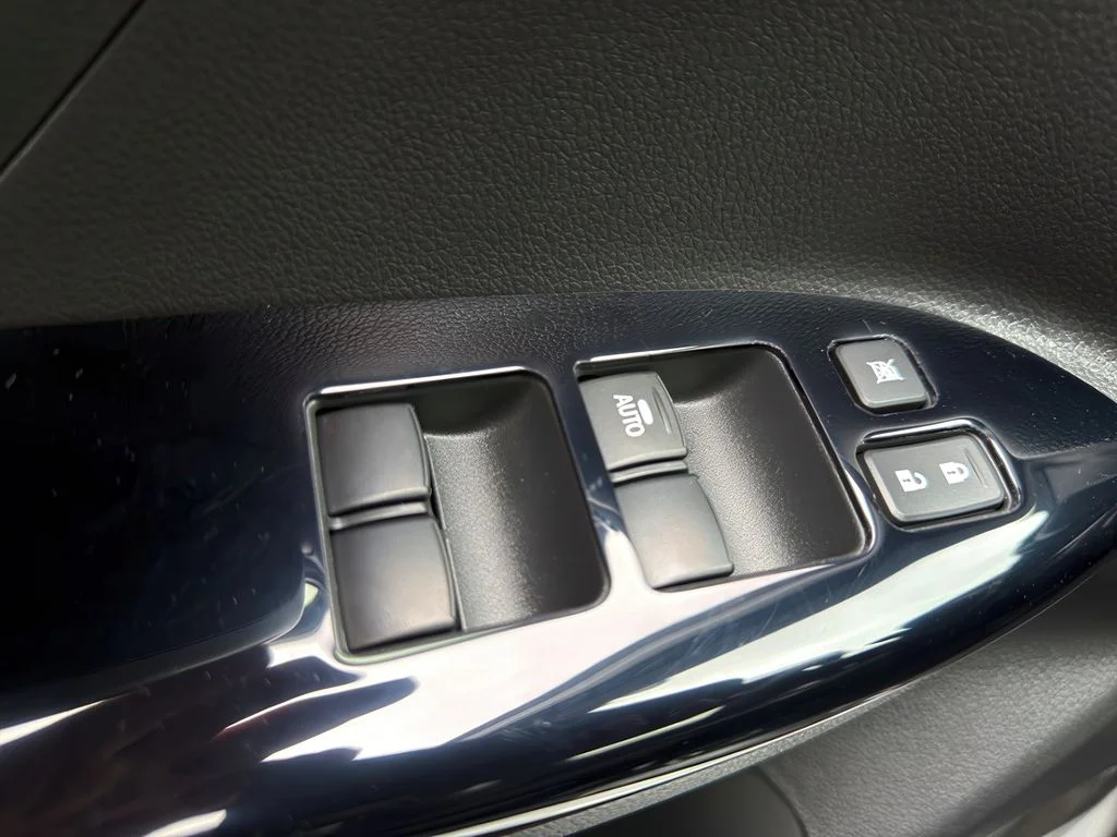 New 2026 Alloy Silver Metallic Mitsubishi LE image 9