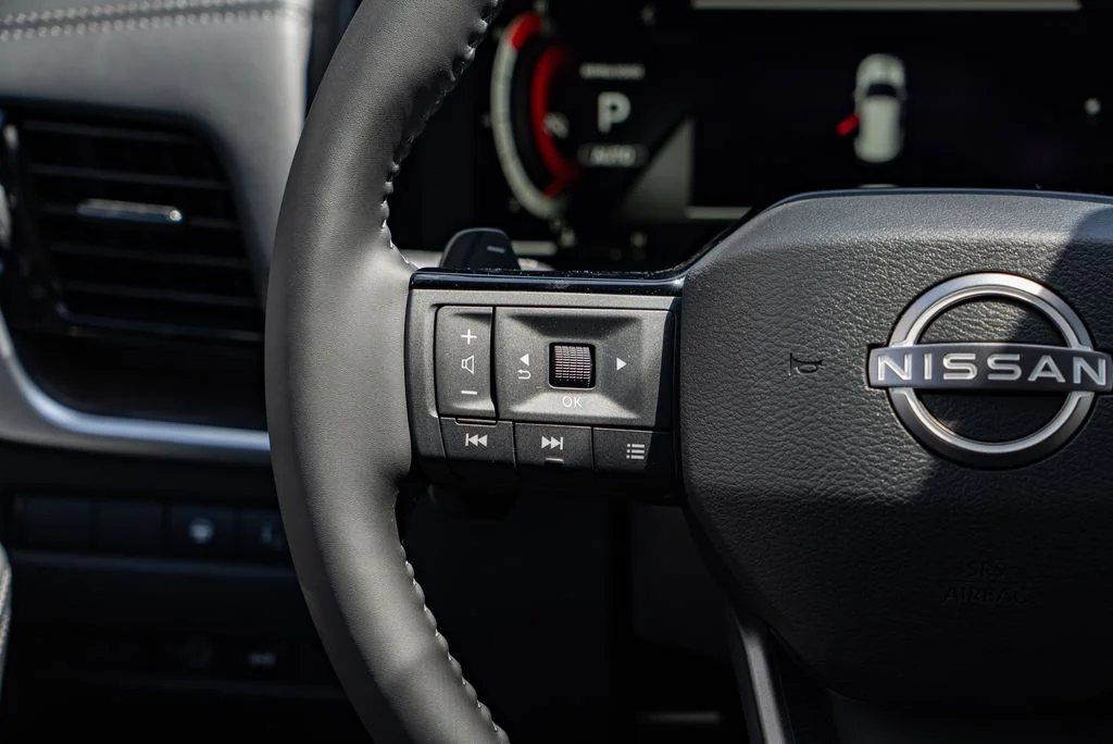 New 2026 Boulder Gray Pearl / Super Black Two-tone Nissan Platinum image 14