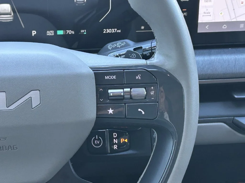 Used 2024 Ivory Kia Wind image 17
