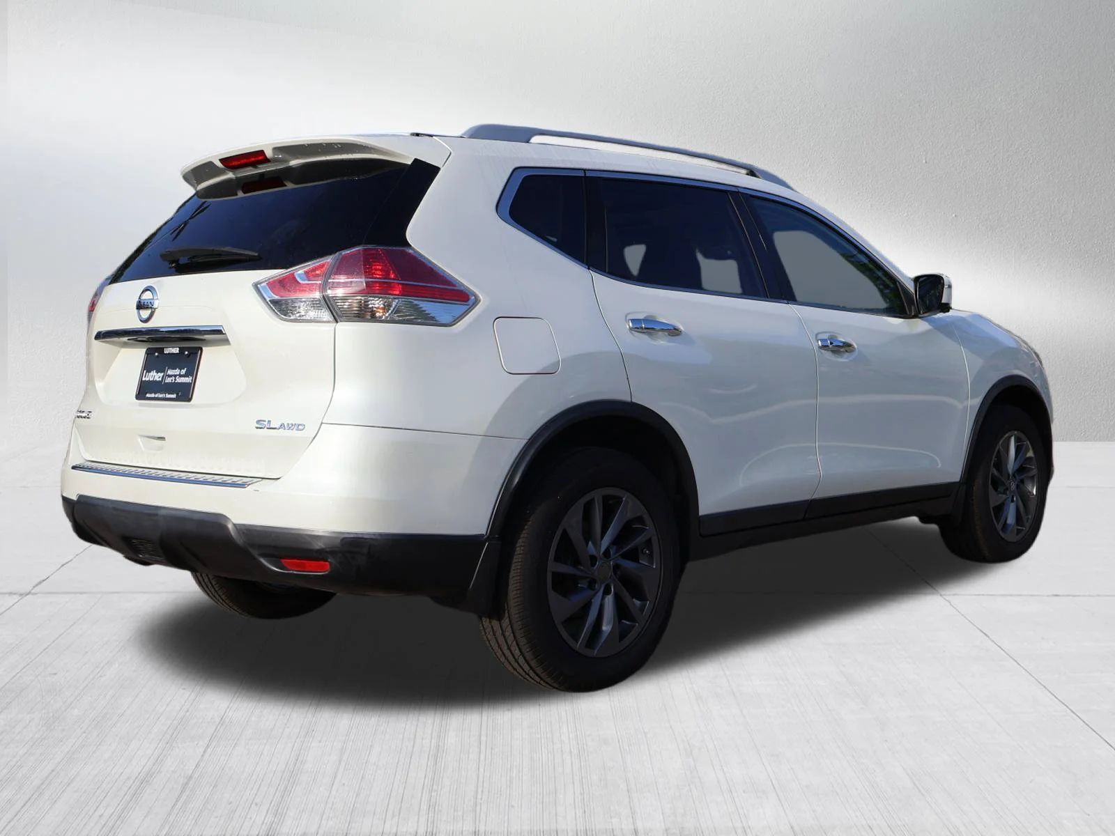 Used 2016 Pearl White Nissan SL image 6
