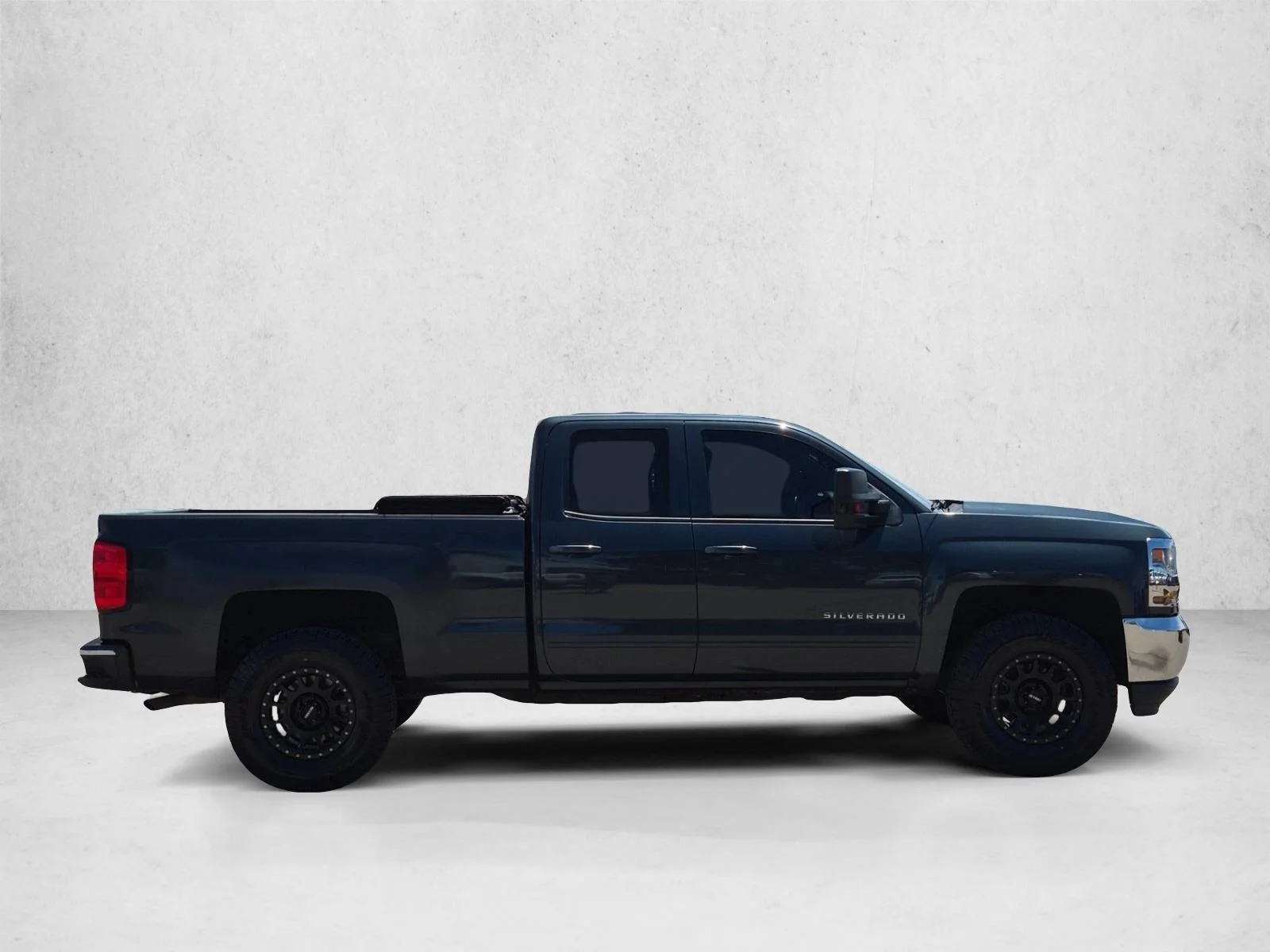 Used 2018 Graphite Metallic Chevrolet LT image 4