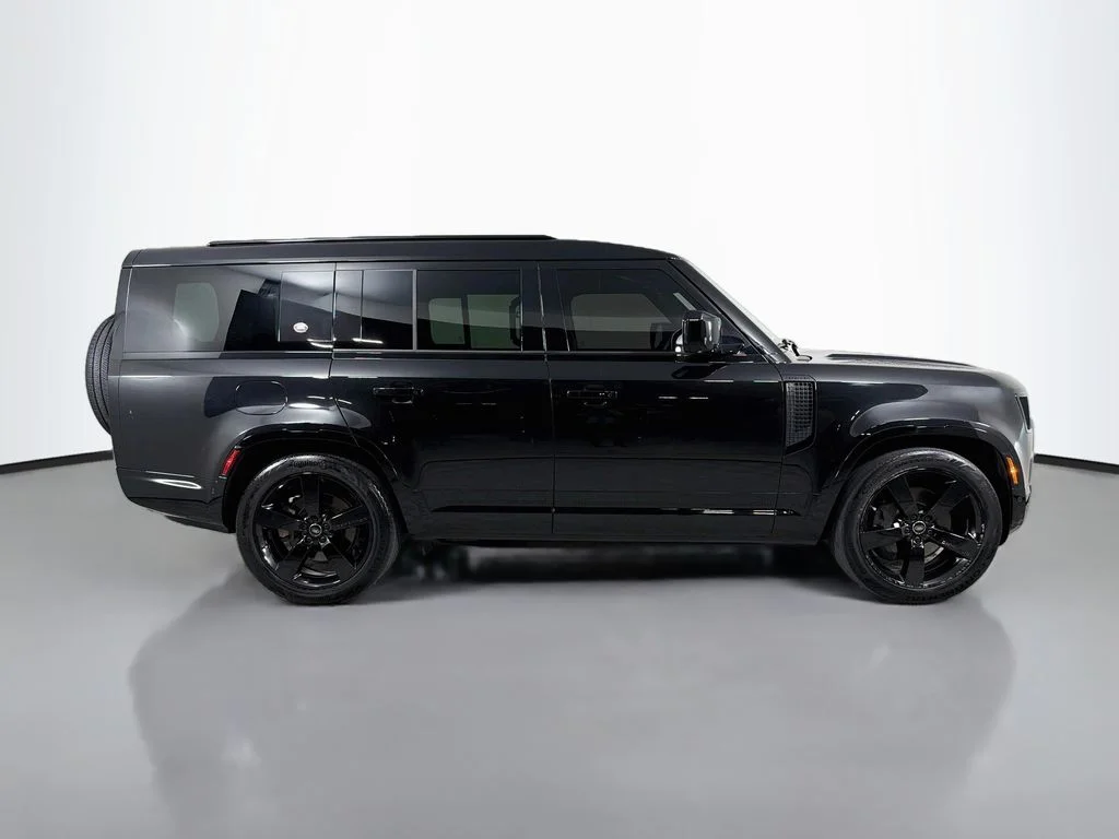 Certified Used 2023 Black Land Rover X-Dynamic SE image 4