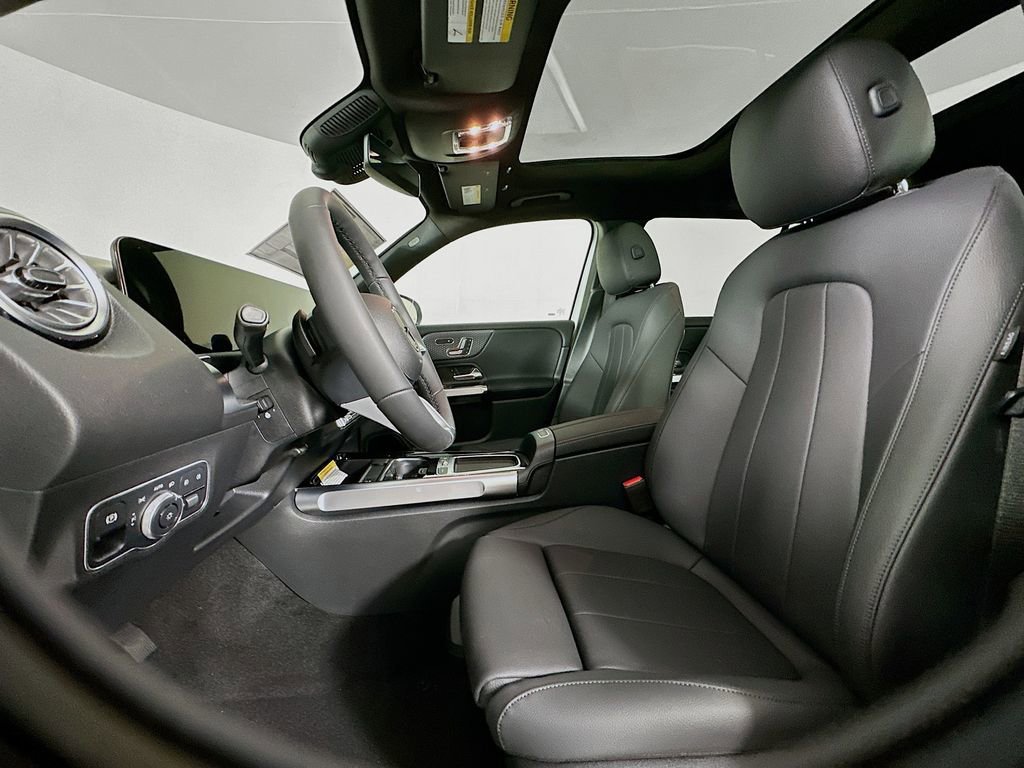 New 2026 Polar White Mercedes-Benz GLB 250 image 53
