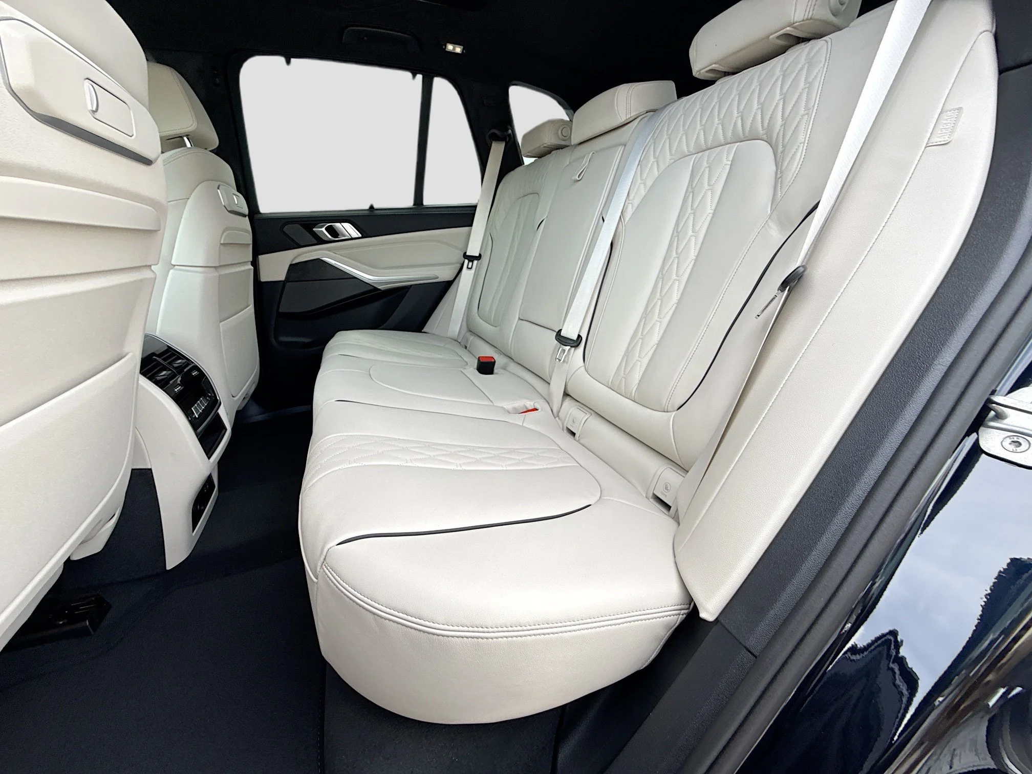 New 2026 Carbon Black Metallic BMW xDrive50e image 21