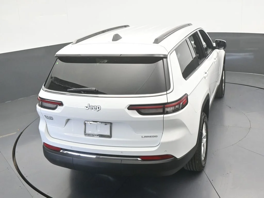 New 2026 Bright White Clear-Coat Exterior Paint Jeep Laredo image 46