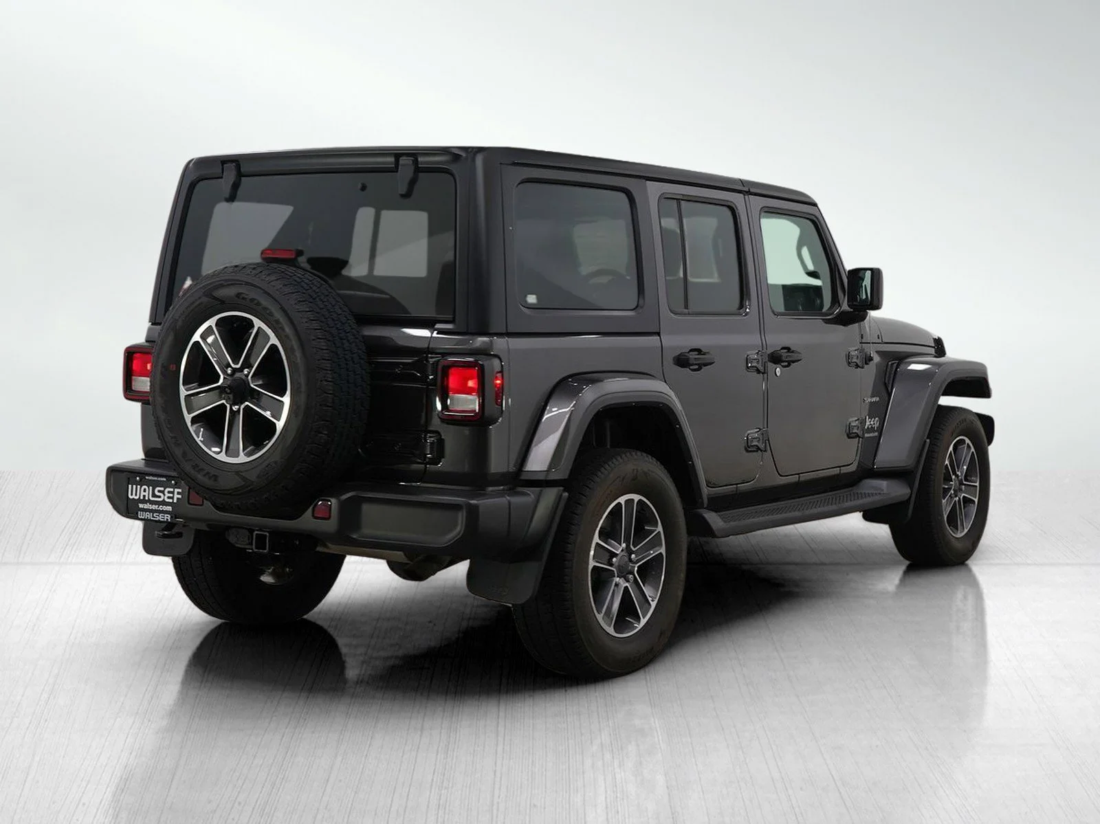 Used 2023 Granite Crystal Metallic Clearcoat Jeep Sahara image 5