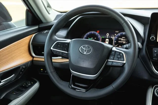 Certified Used 2024 RUBY FLARE PEARL Toyota  image 28
