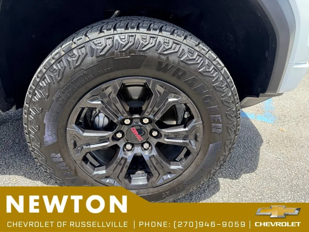 Used 2024 Summit White GMC Elevation image 34