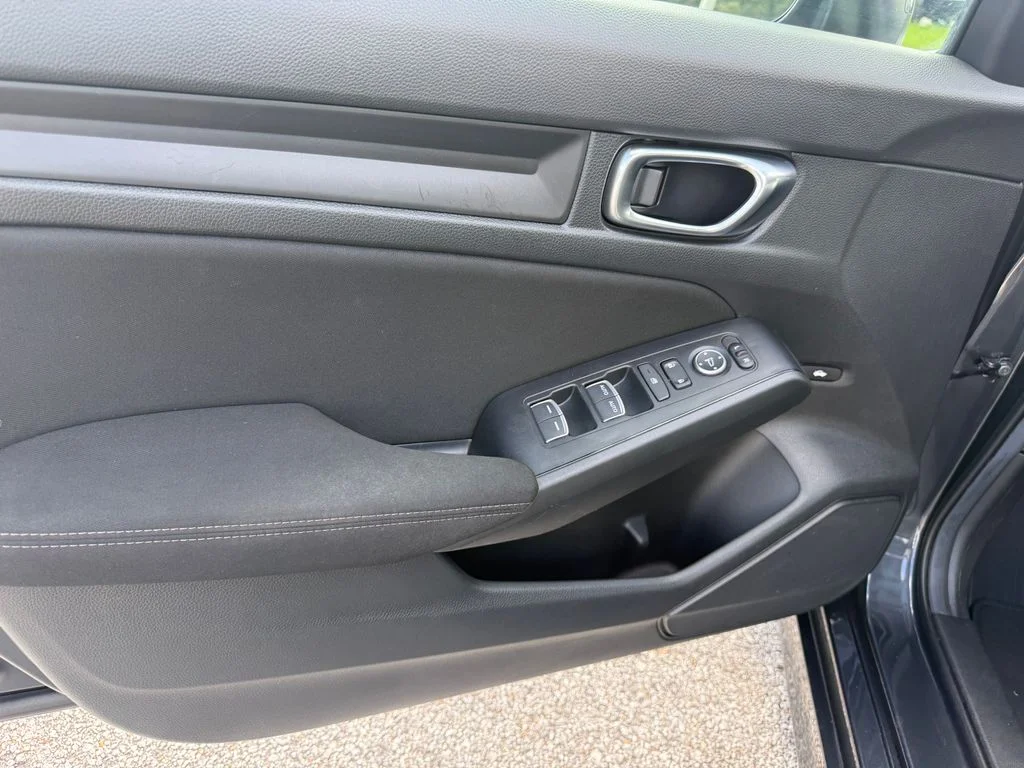 Used 2025 Silver Honda LX image 5