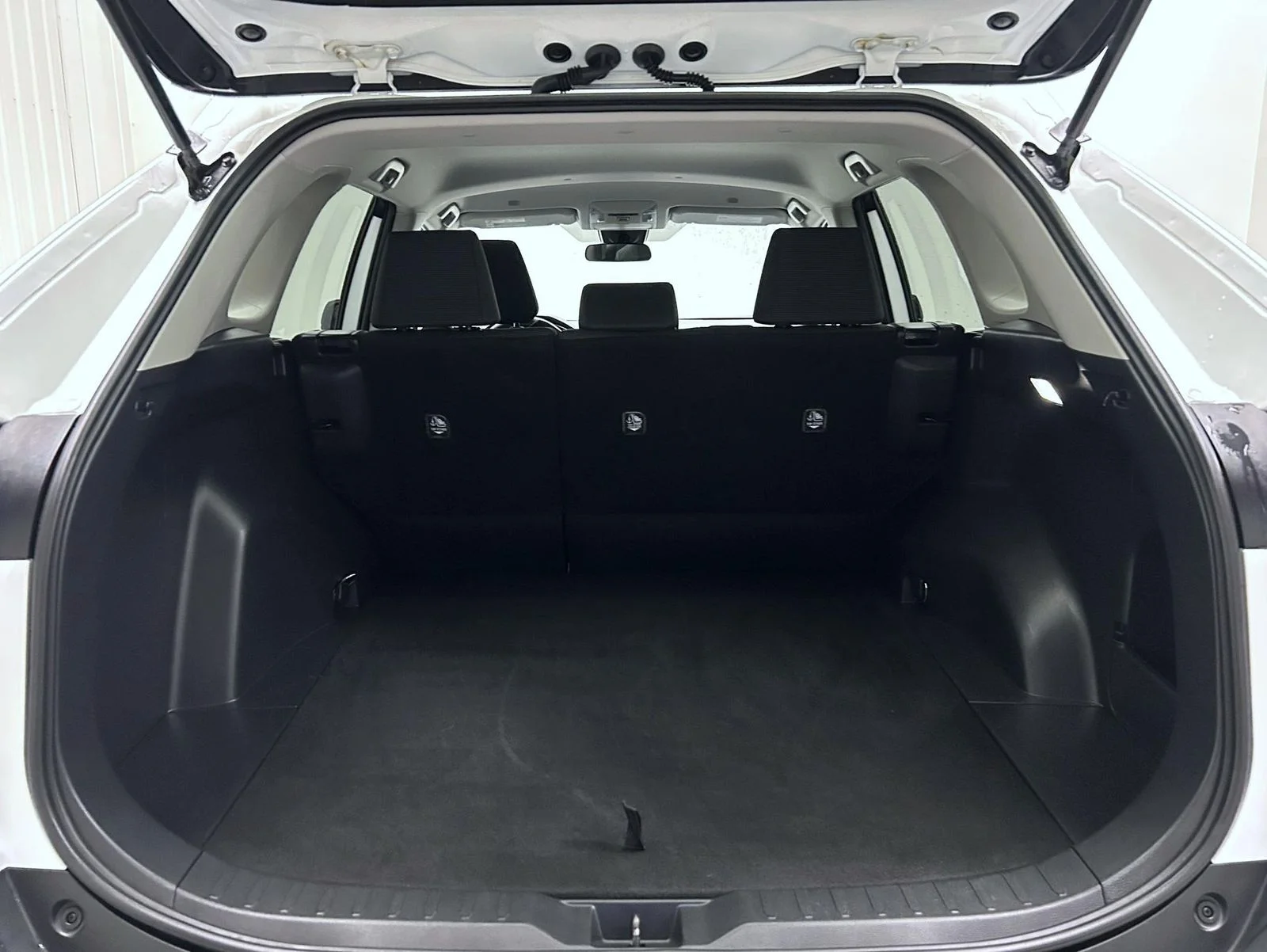 Used 2025 White Toyota LE image 21