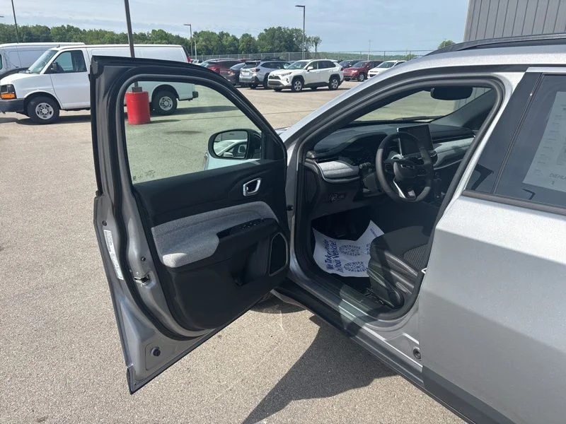 Used 2023 Silver Jeep Latitude image 24