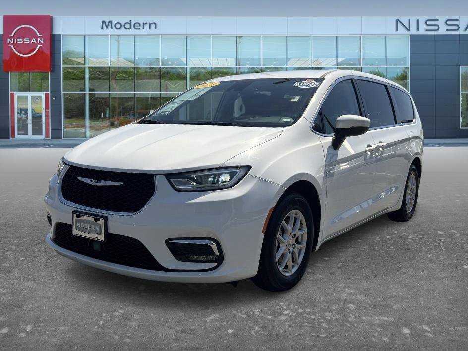 2023 Chrysler Pacifica Touring L's photo