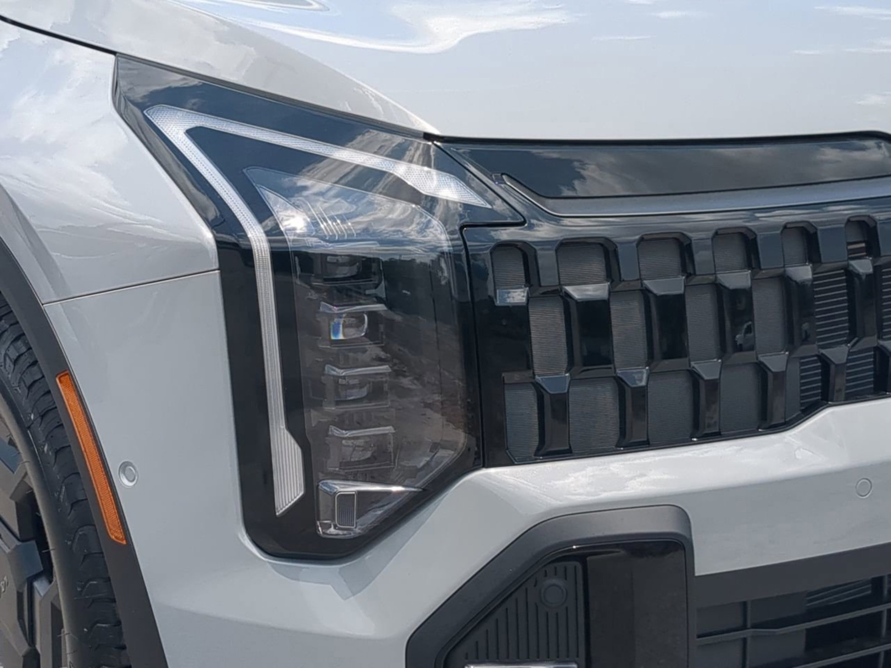 New 2026 Wolf Gray/Black Roof Kia X-Pro Prestige image 13