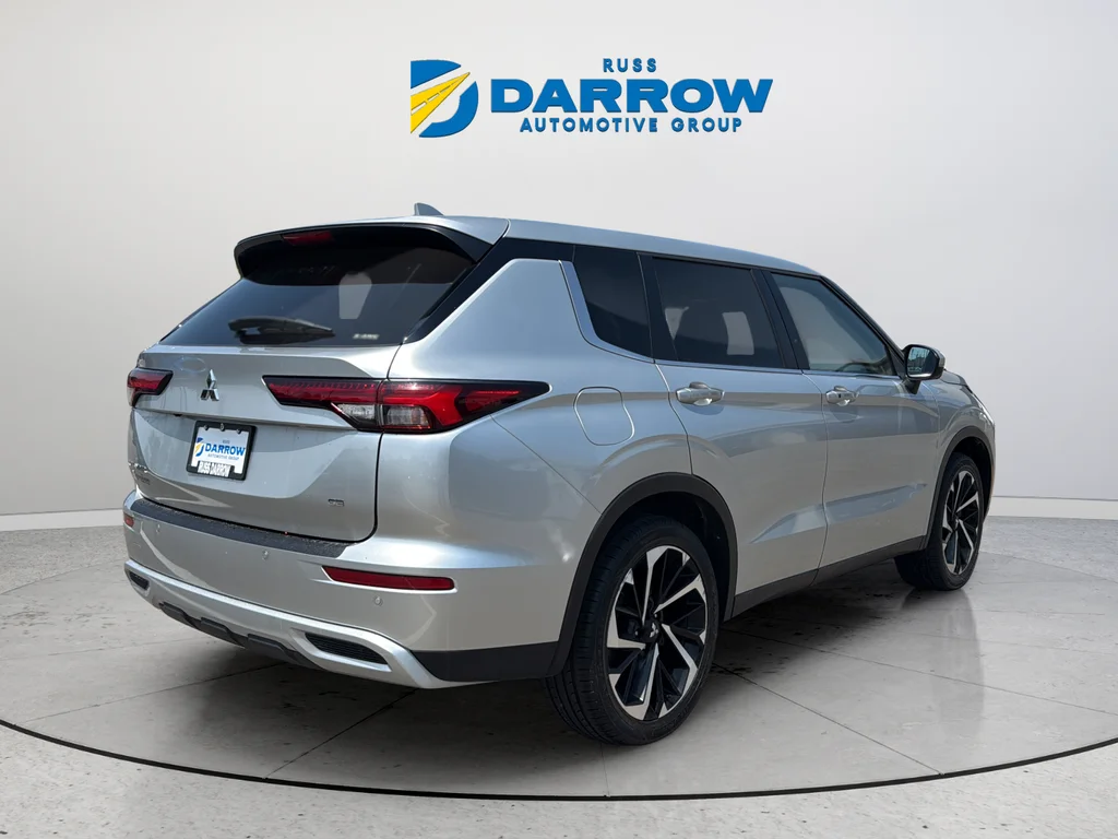 Used 2024 Silver Mitsubishi SE image 5