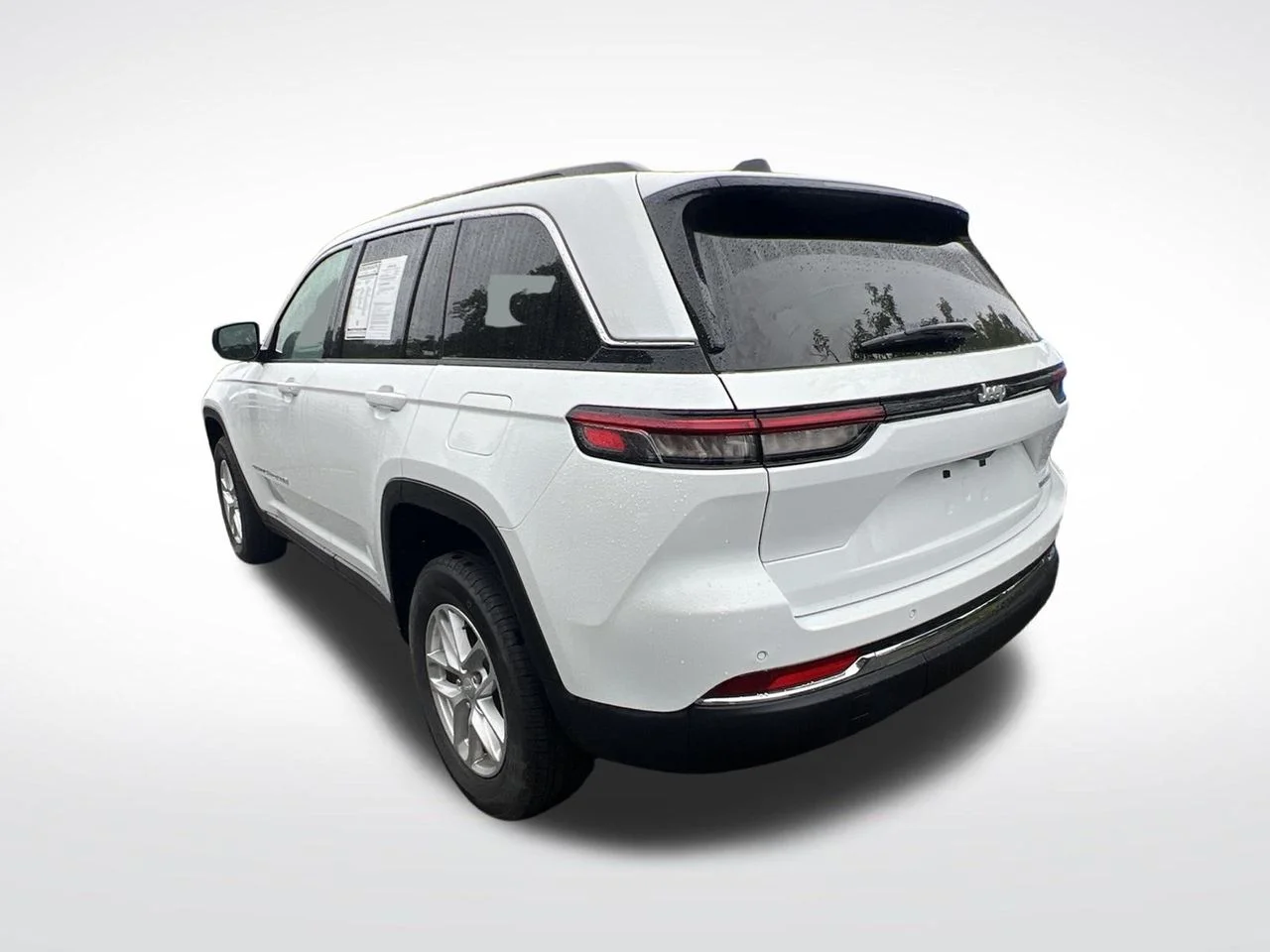 Used 2025 White Jeep Laredo X image 4