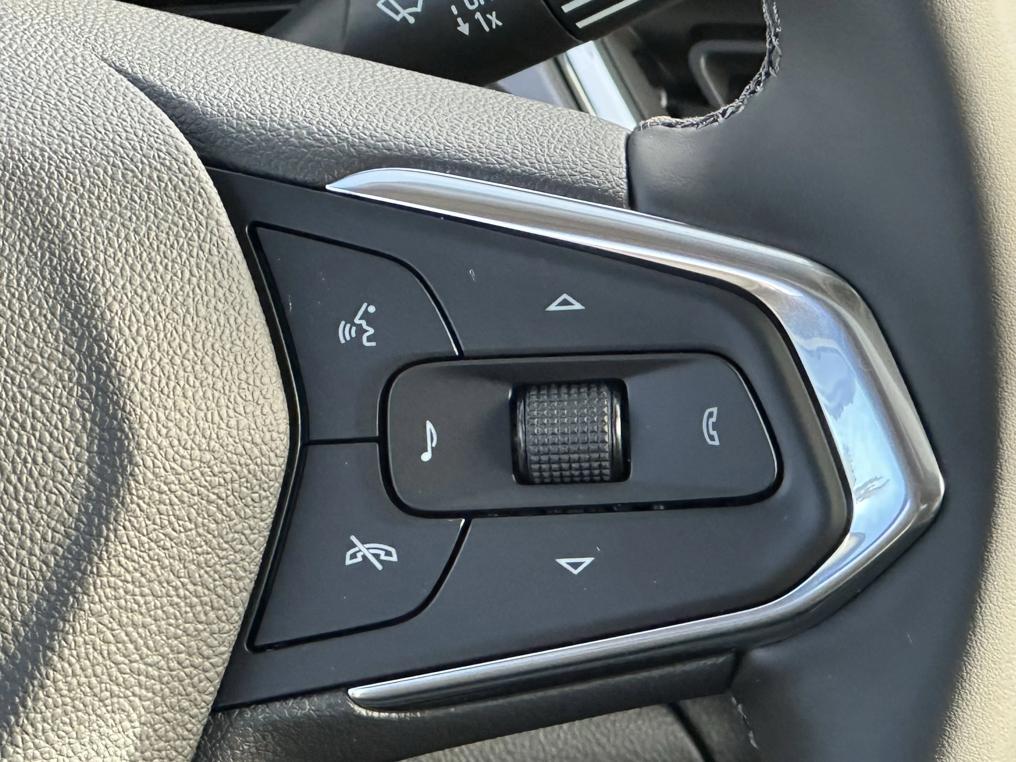 New 2026 Summit White Chevrolet ACTIV image 16