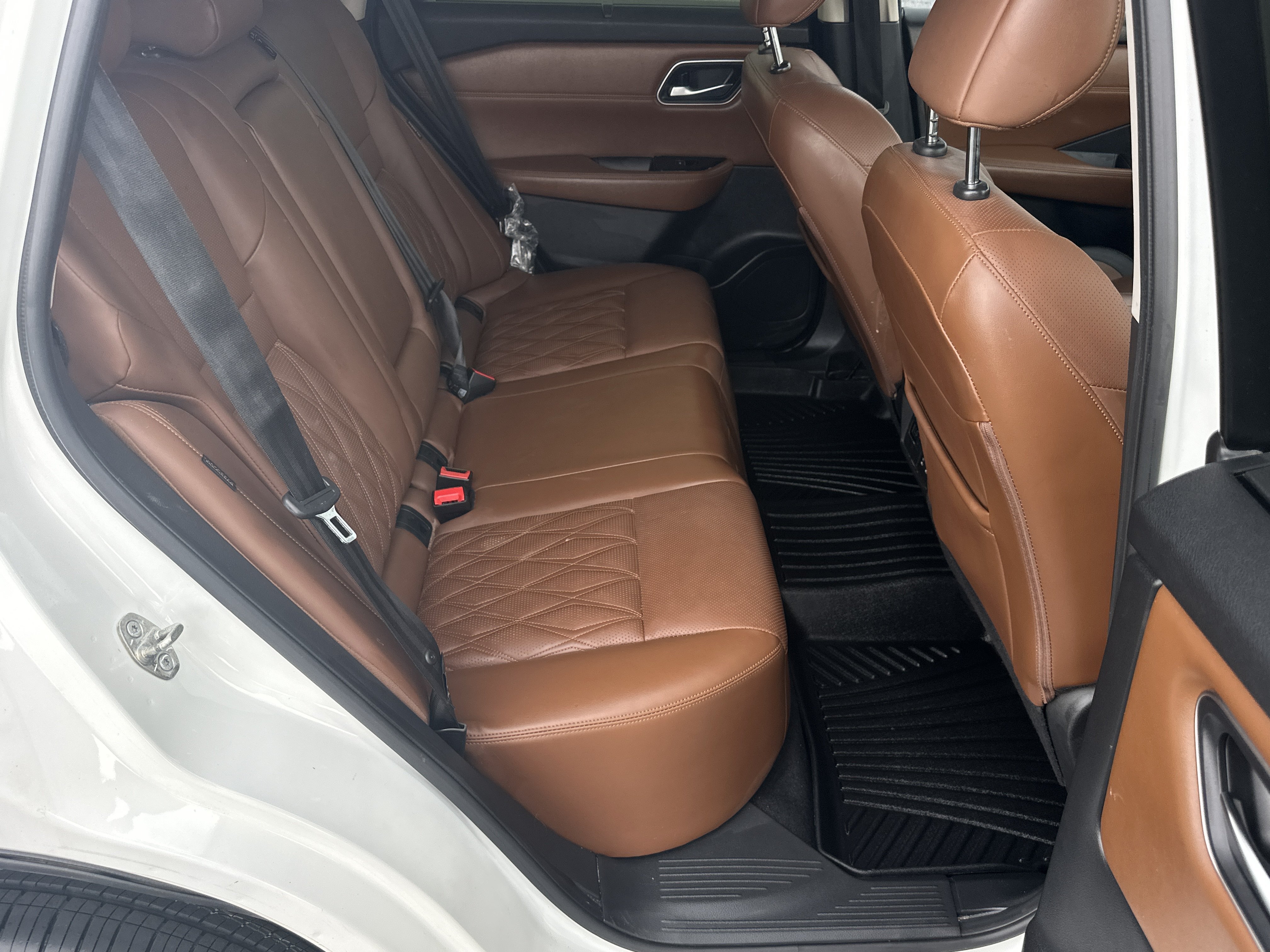 Used 2024 Everest White Pearl/Super Black Nissan Platinum image 16