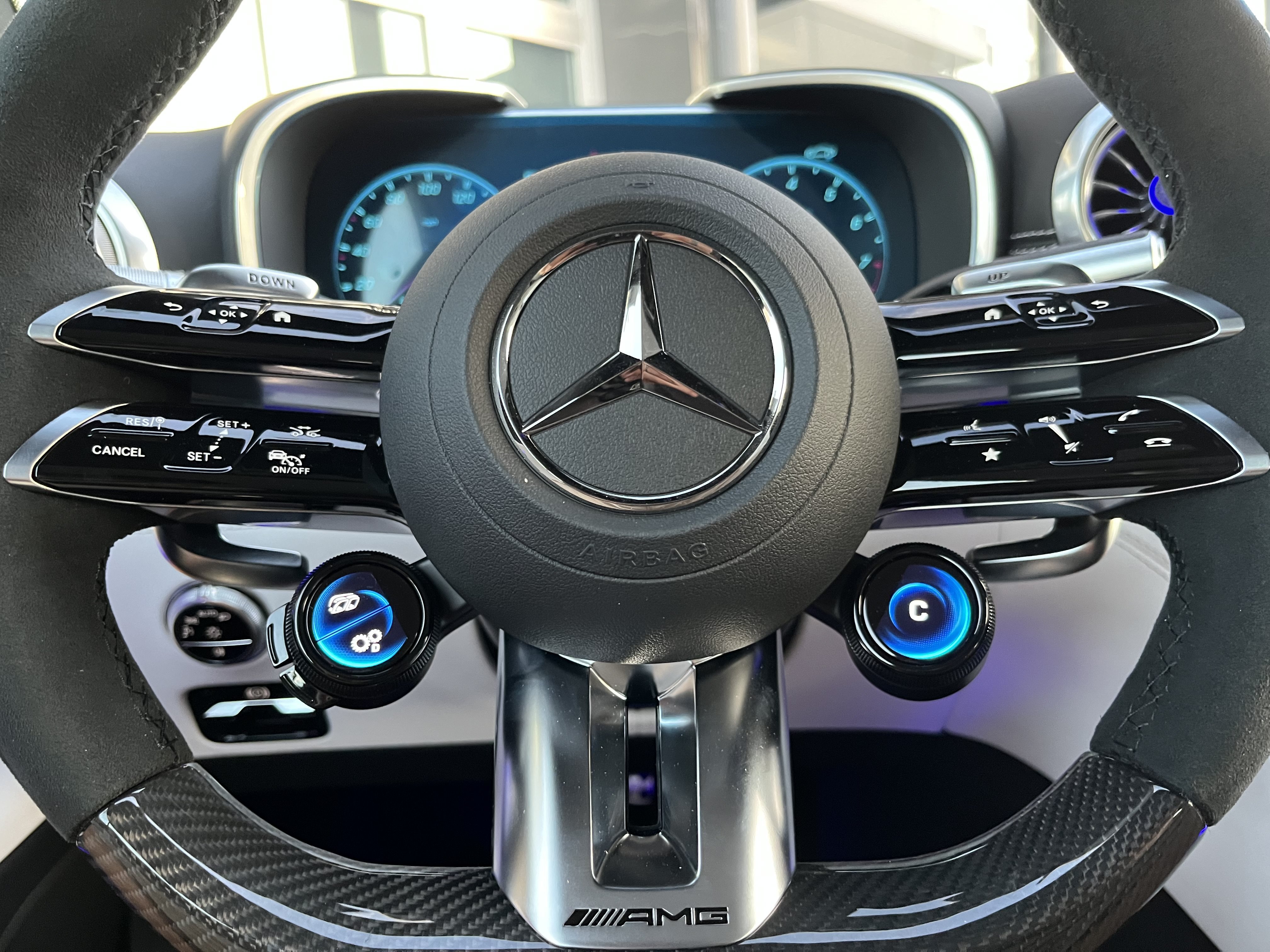 New 2026 MANUFAKTUR Starling Blue Magno Mercedes-Benz AMG® SL 43 image 24
