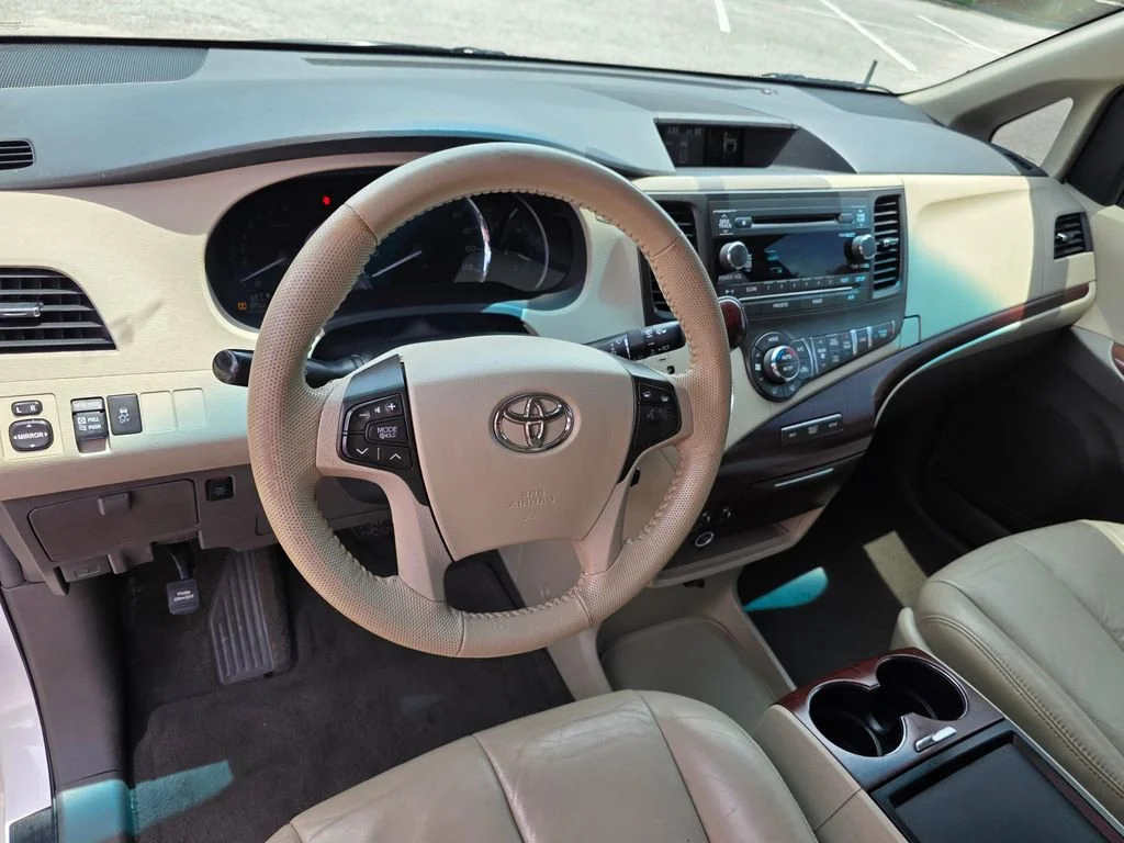 Used 2011  Toyota XLE AAS image 16