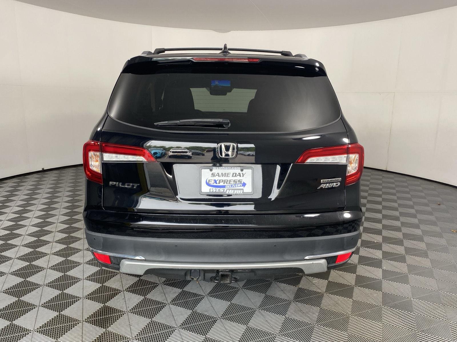 Used 2020 Crystal Black Pearl Honda Touring w/Rear Captain