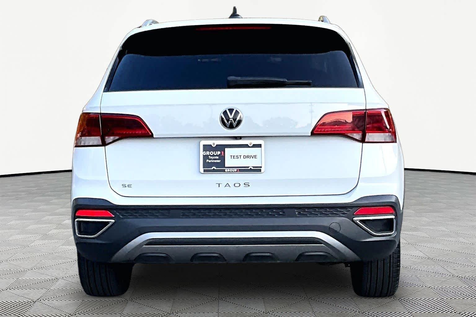 Used 2022 Pure White Volkswagen SE image 5
