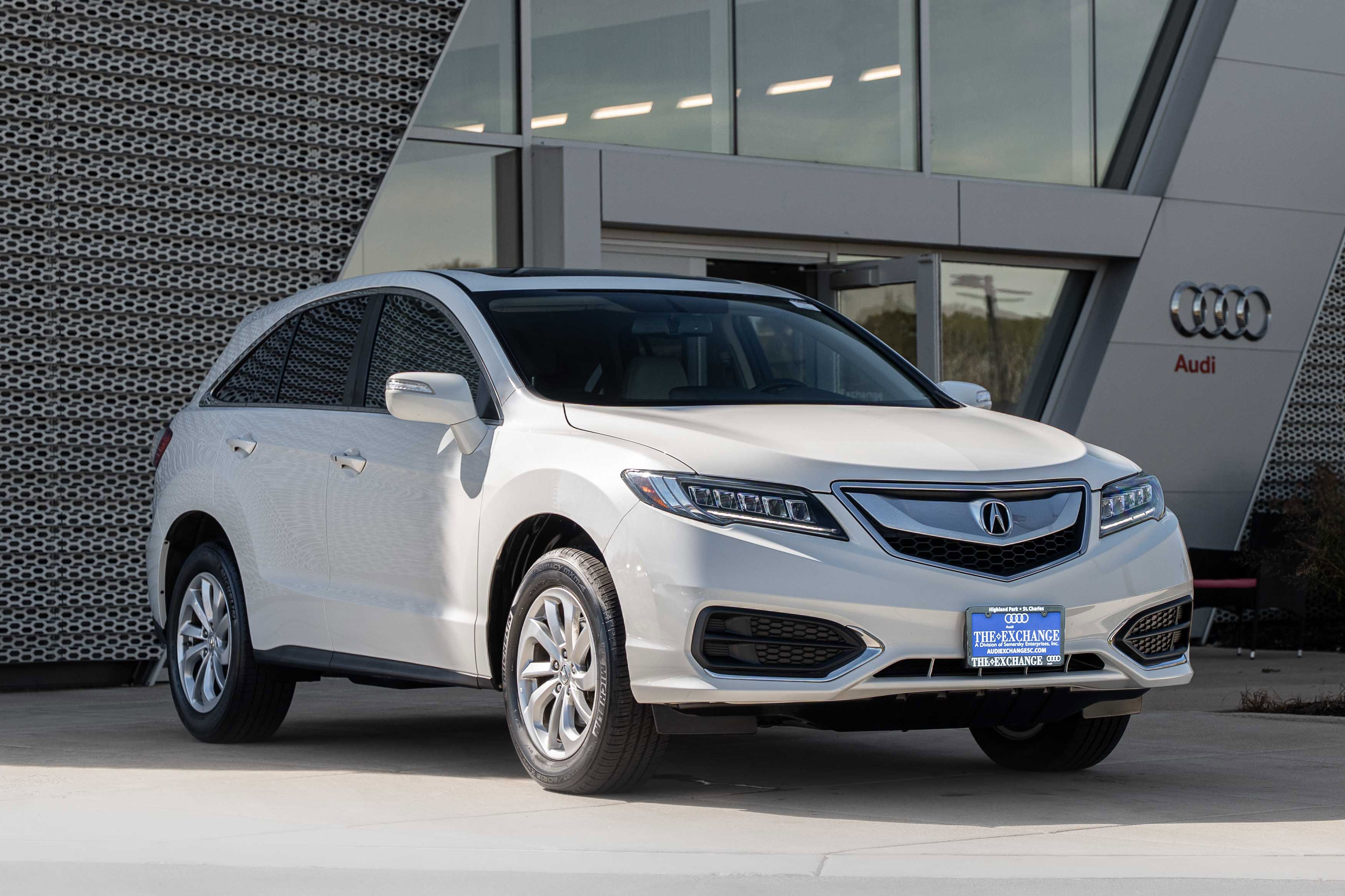 Used 2018 White Diamond Pearl Acura w/Technology Pkg image 1