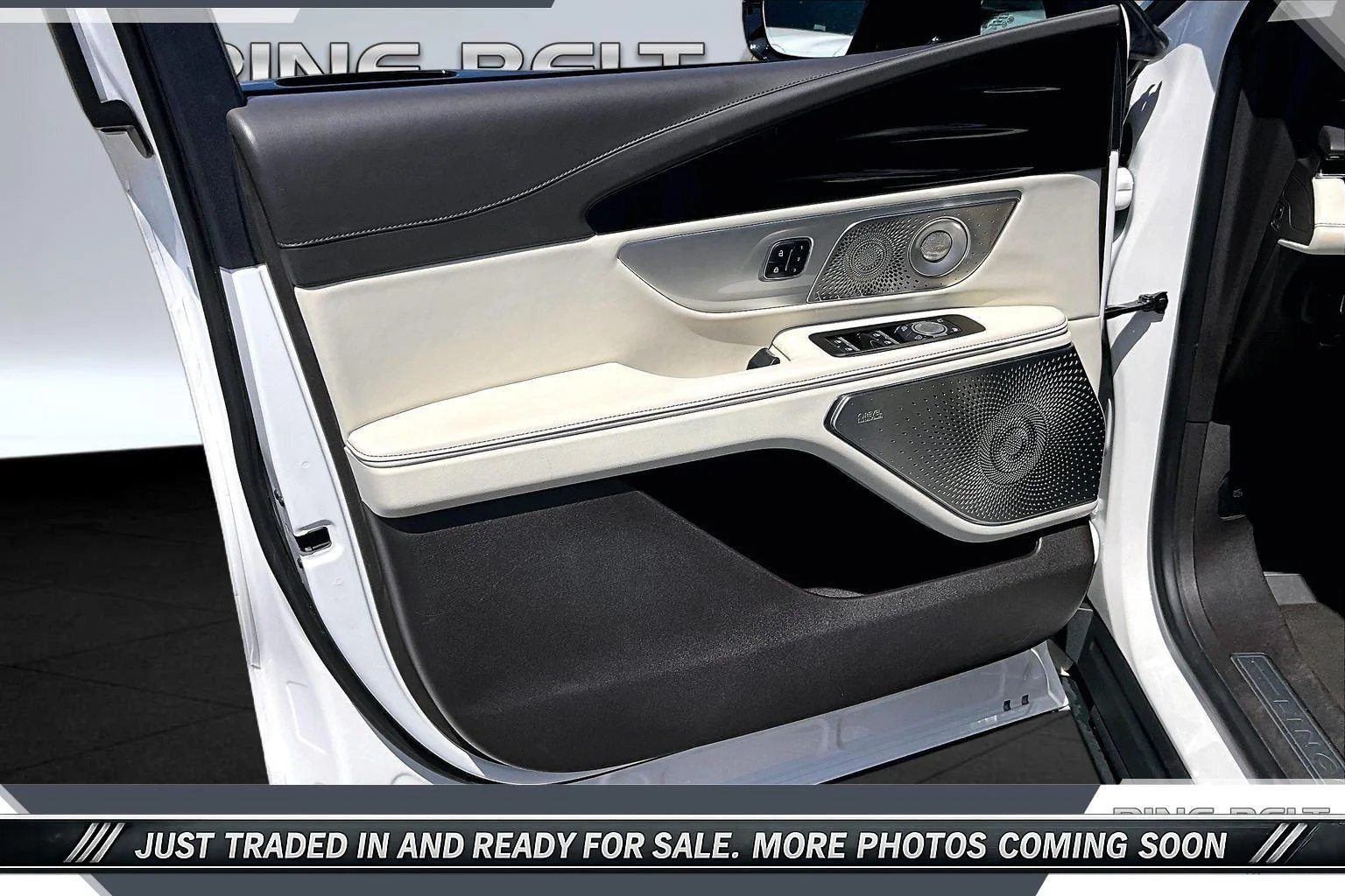 Used 2024 White Platinum Metallic Tri-Coat Lincoln Black Label image 17