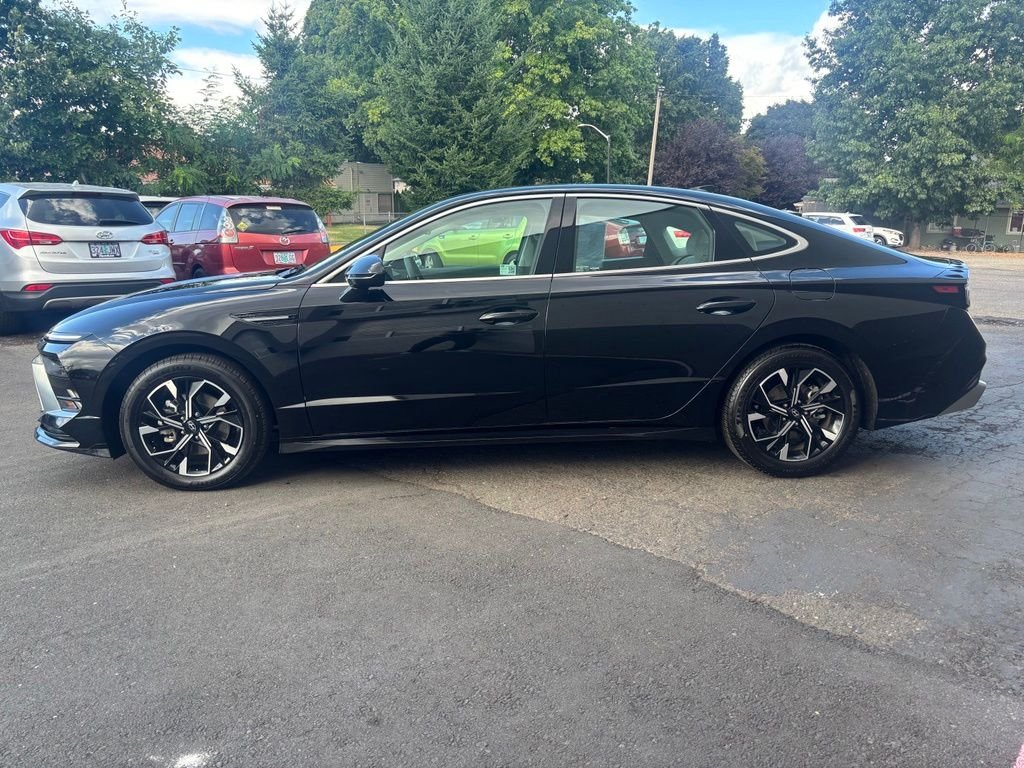Used 2025 Black Hyundai SEL image 10