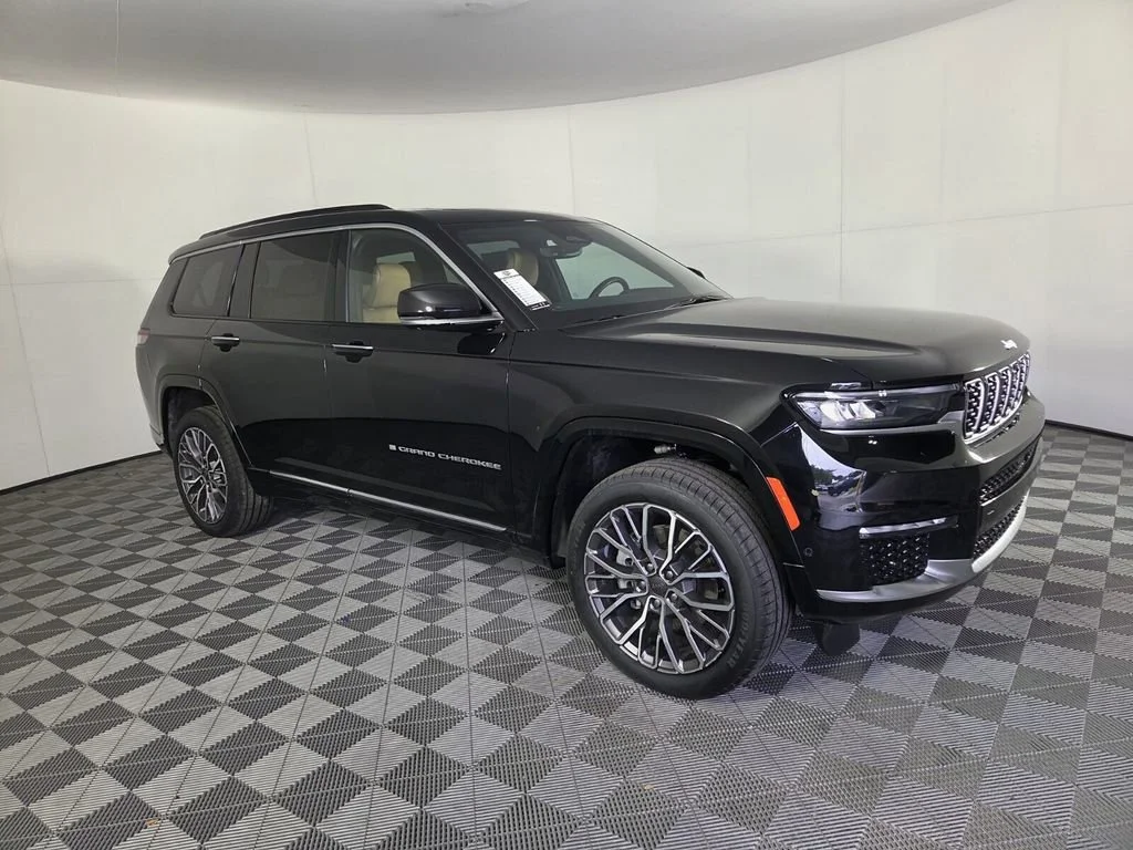 Used 2025 Diamond Black Crystal Pearlcoat Jeep Summit Reserve image 5