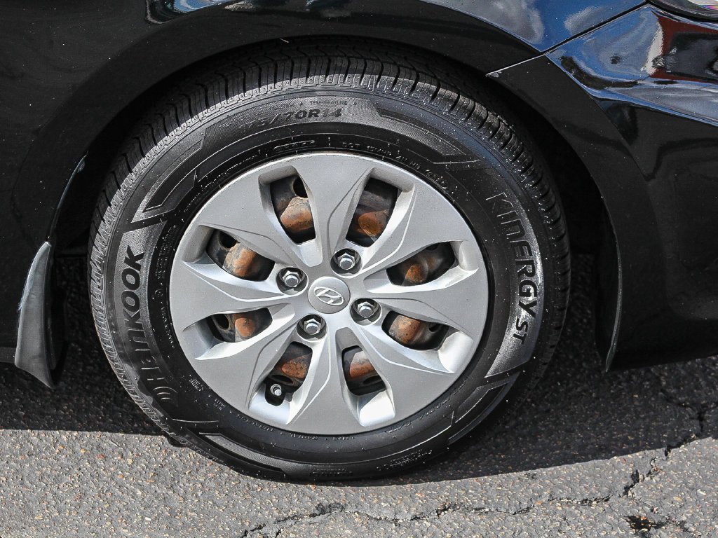 Used 2016 Black Hyundai SE image 13