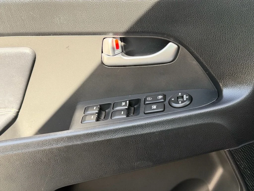 Used 2012 Silver Kia EX image 21