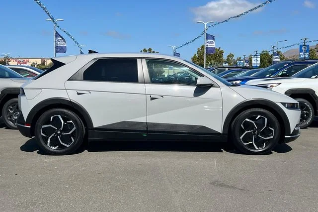 Used 2024 Gray Hyundai SEL image 3
