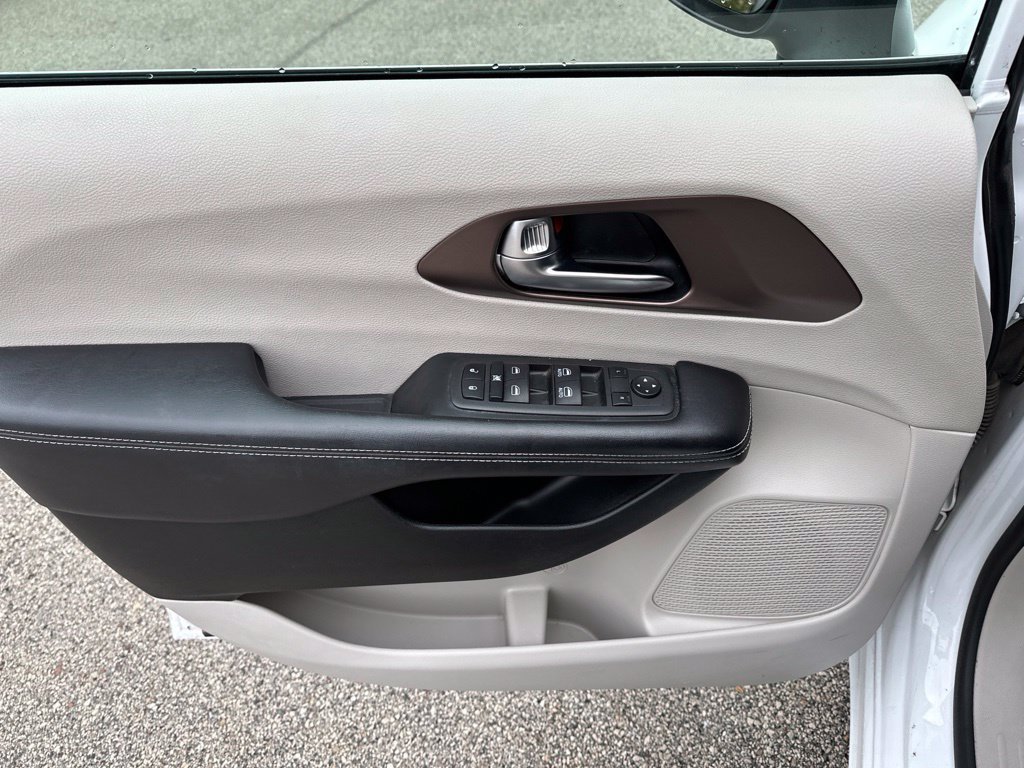 Used 2022 White Chrysler LX image 47